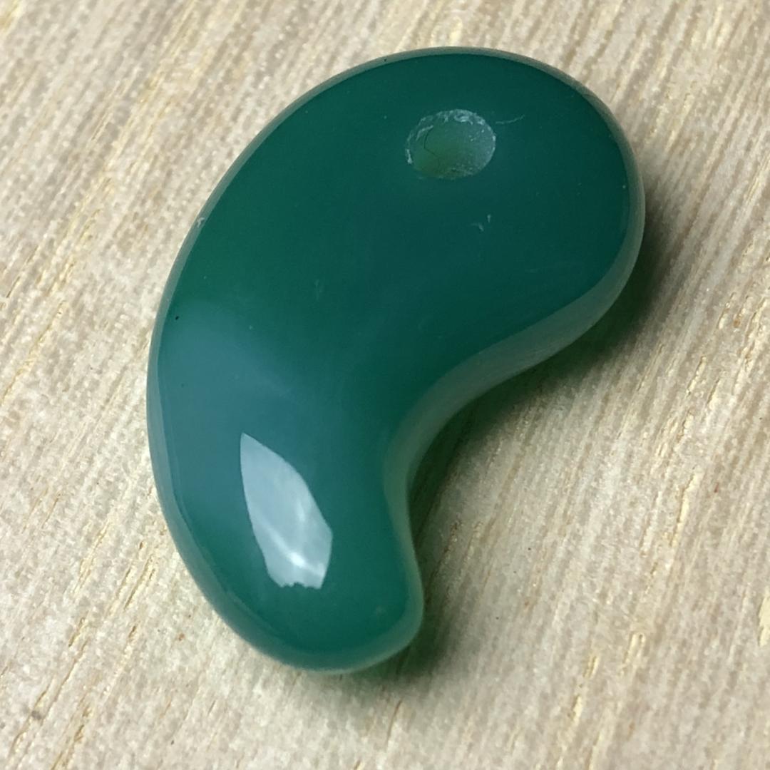 本翡翠 勾玉 天然石　瑪瑙｜穴あき・2点　お守りに