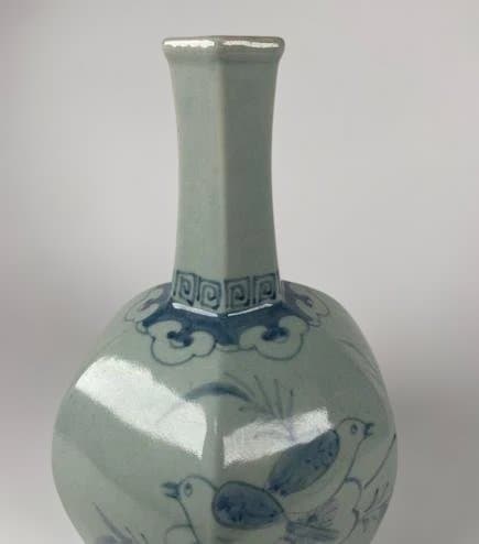 旧家整理品　李朝　時代物　染付花鳥文面取花瓶　青花　朝鮮古陶磁　高さ22cm