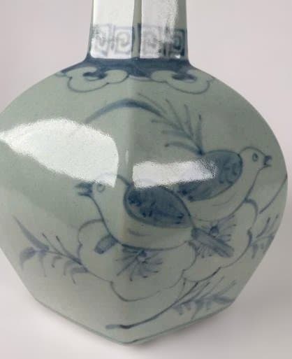 旧家整理品　李朝　時代物　染付花鳥文面取花瓶　青花　朝鮮古陶磁　高さ22cm