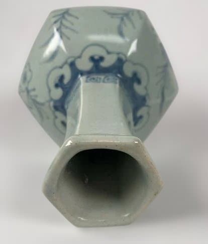 旧家整理品　李朝　時代物　染付花鳥文面取花瓶　青花　朝鮮古陶磁　高さ22cm