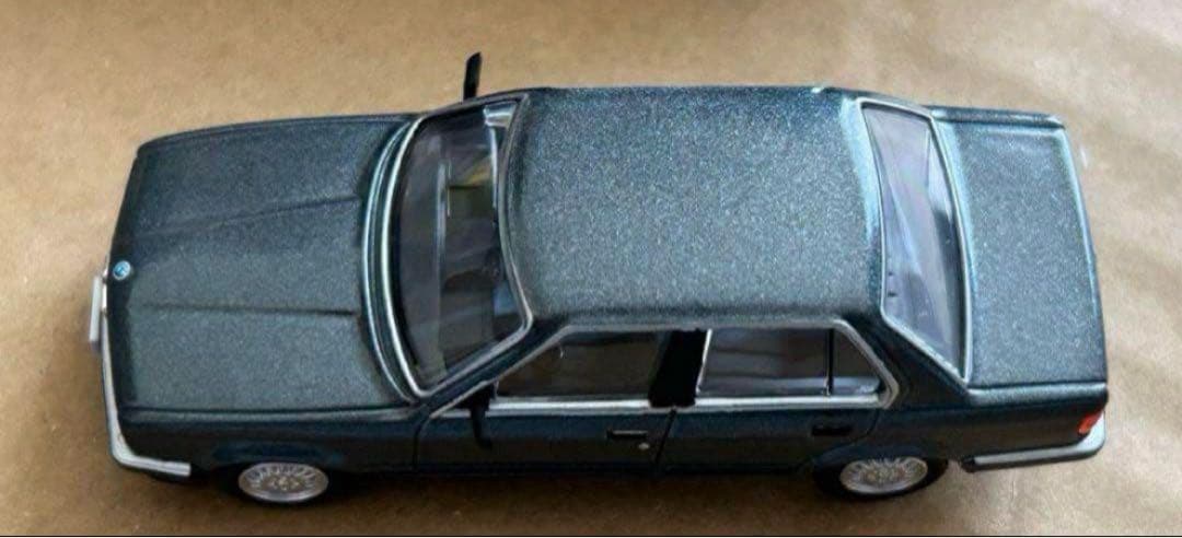 トミカリミテッドヴィンテージネオ  325i 4ドア