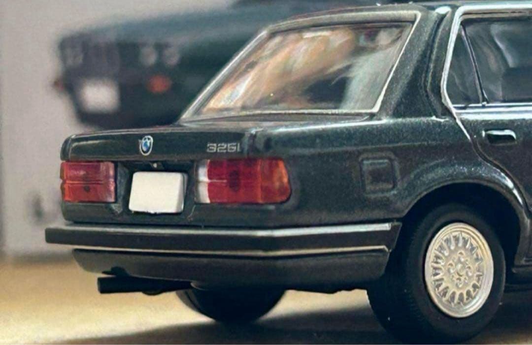 トミカリミテッドヴィンテージネオ  325i 4ドア