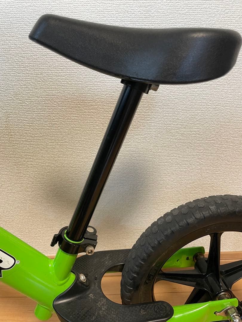 美品！STRIDERストライダー バランスバイク 緑 前カゴ付き　固定台付き