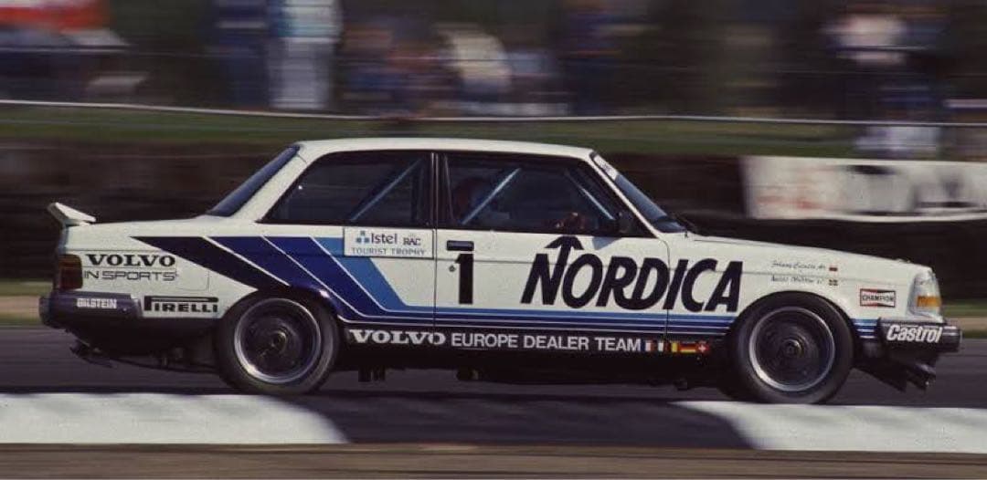 1/18 AUTOart ボルボ 240 ターボ グループA 1986