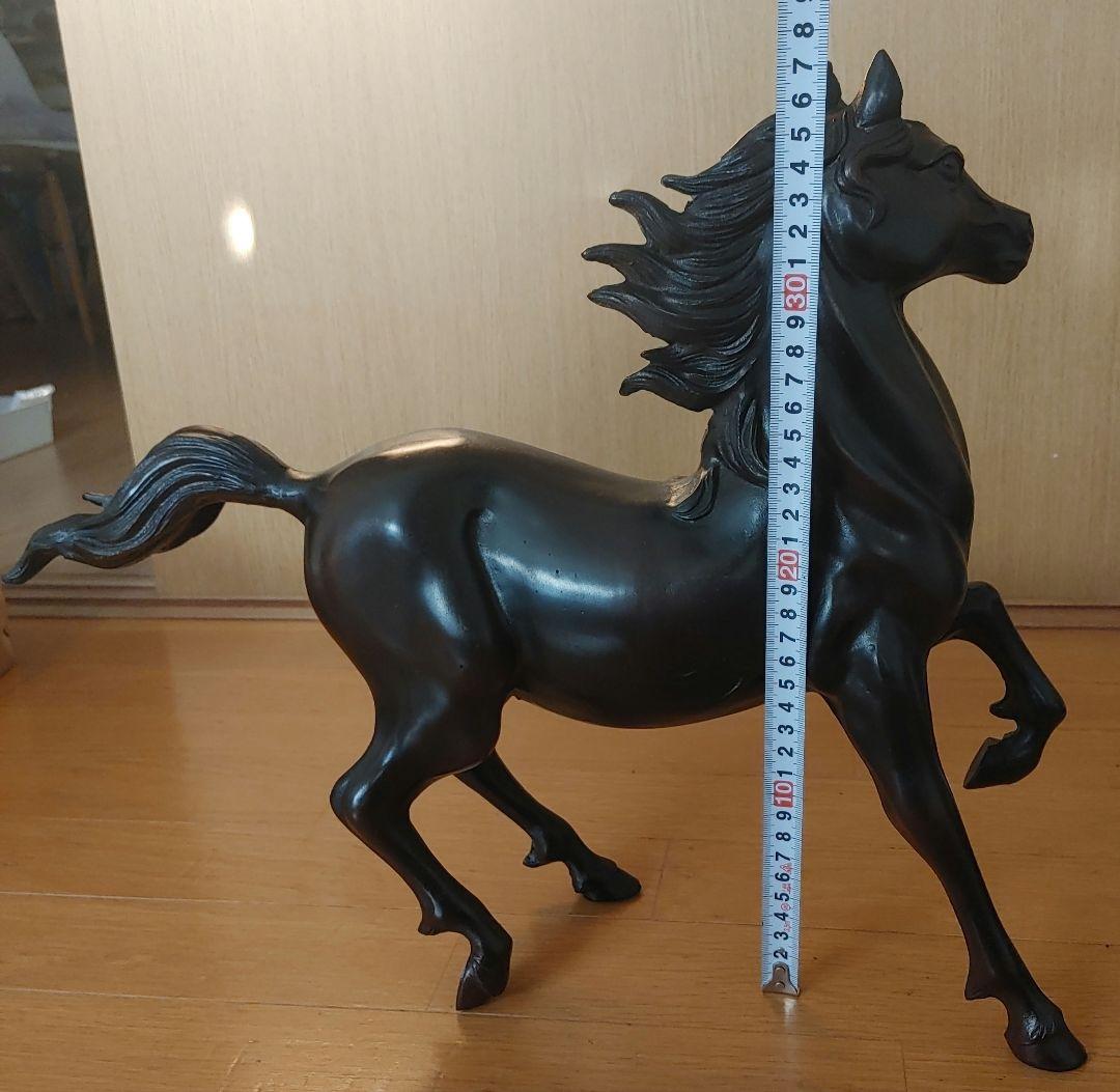 馬の金属製彫刻 走る姿勢