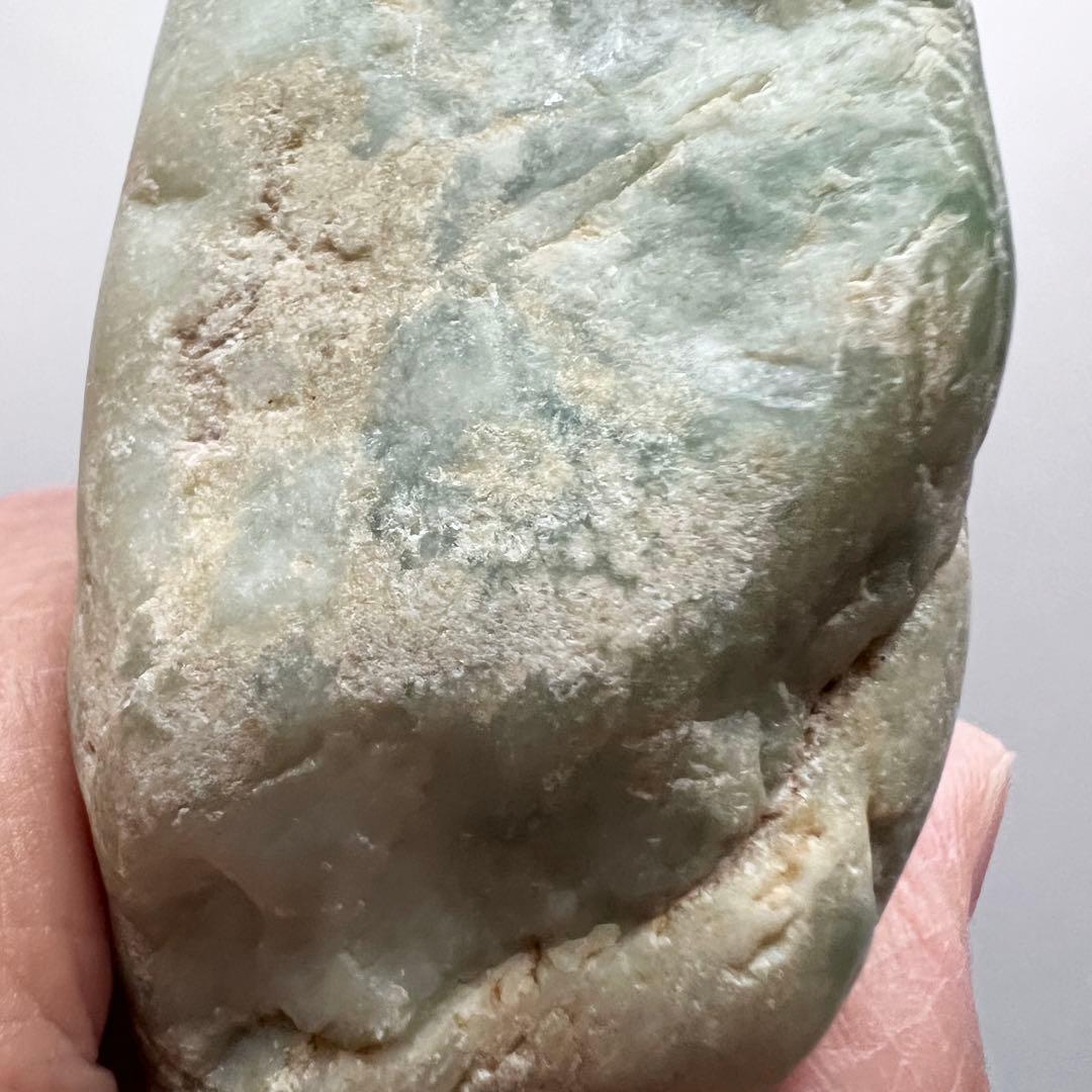 【最終】翡翠原石　糸魚川産643g 鉱物標本