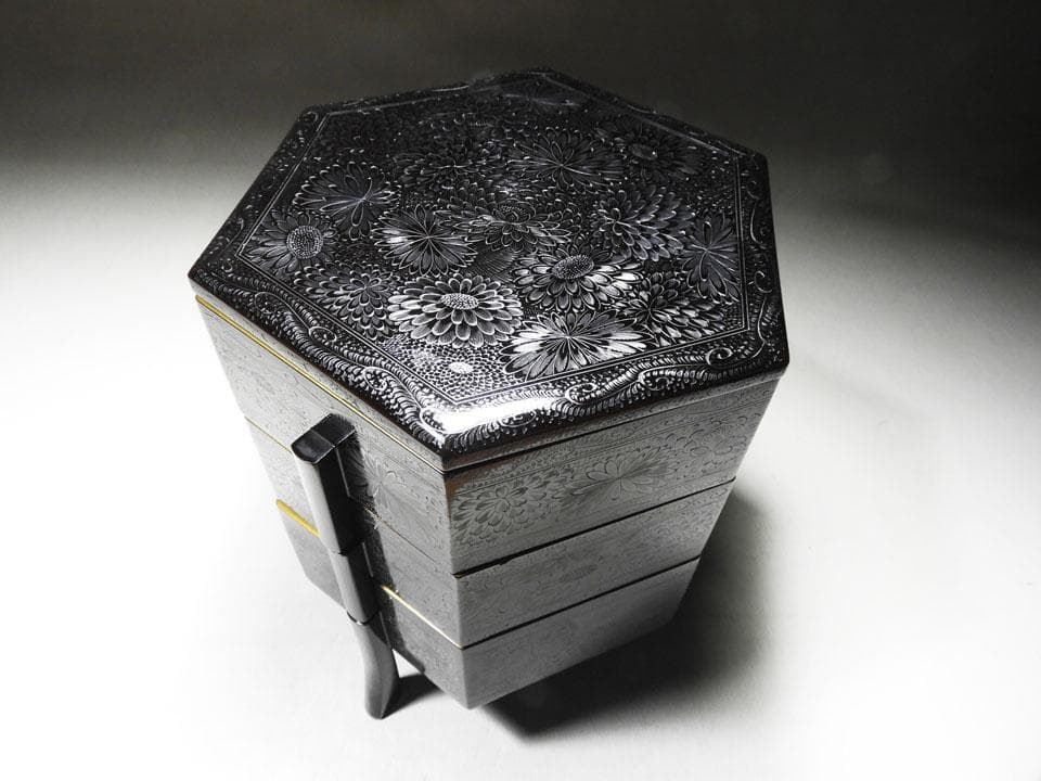 ●旧家名品 三つ重ね 亀甲形 菓子重箱 華やかな菊尽くし 美品 明治 大正 箱付