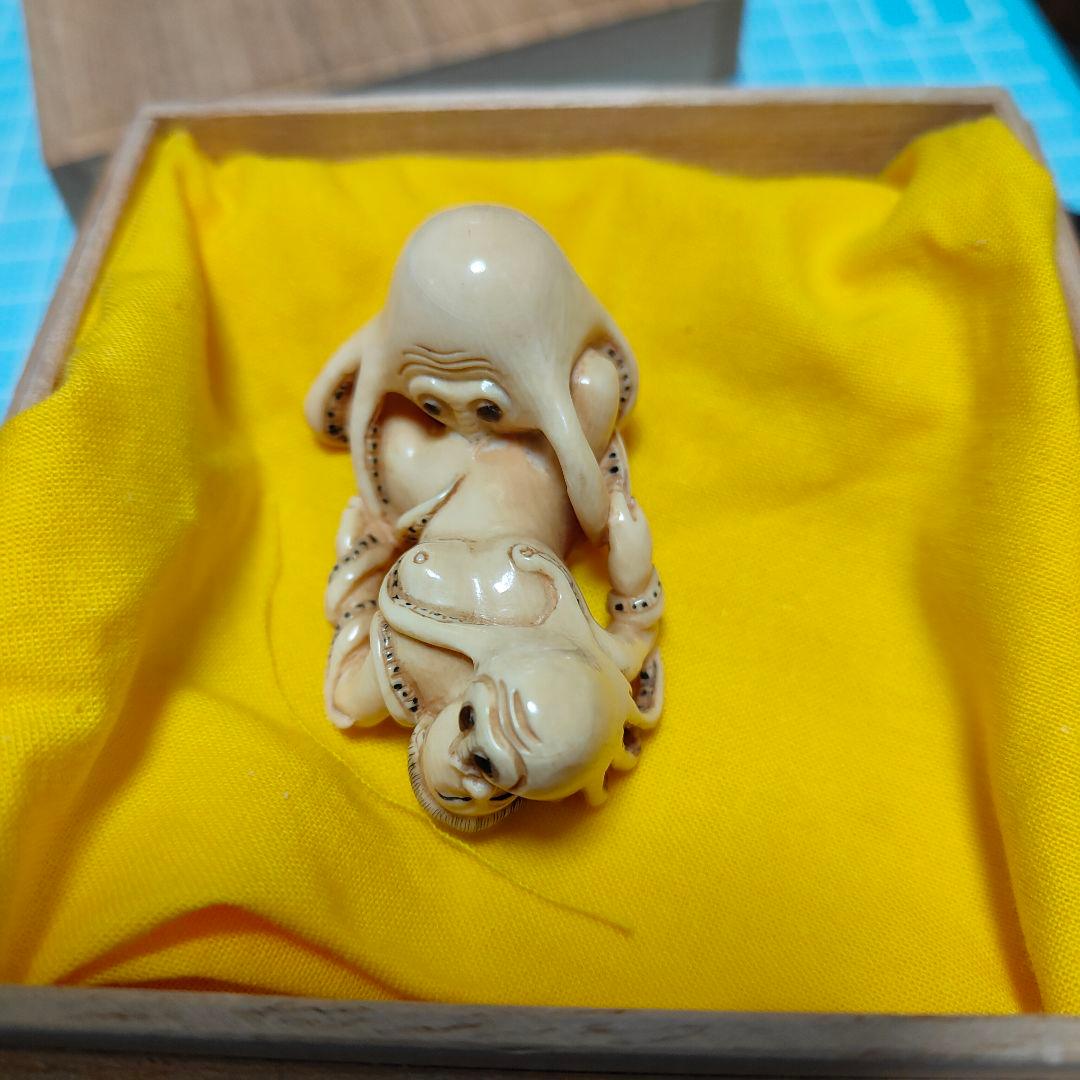 【細密彫刻】二体絡み 根付 置物 骨材質風 箱付 旧家整理品