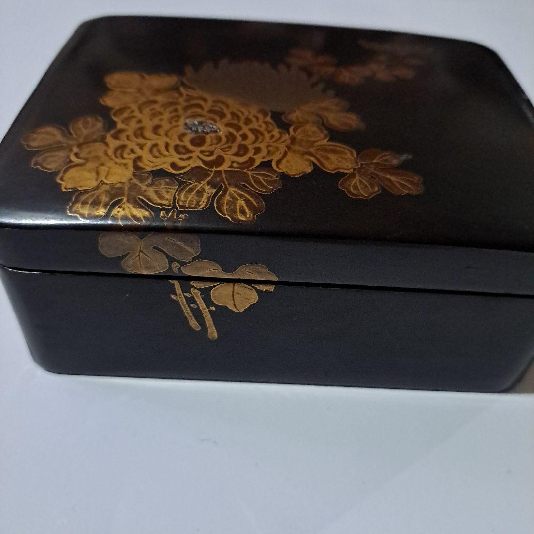 茶道具　食籠　螺鈿金彩蒔絵　蓋物　箱型 木地　黒地金彩螺鈿蒔絵 沈金菊図