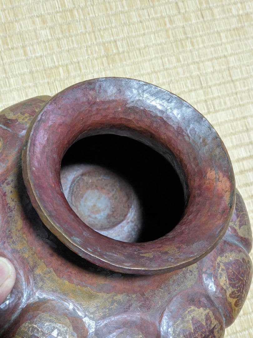 ♦銅器鎚起目 阿古陀形 草花文様 三足 壺 花器 花活け 置物 ペルシャ 骨董品