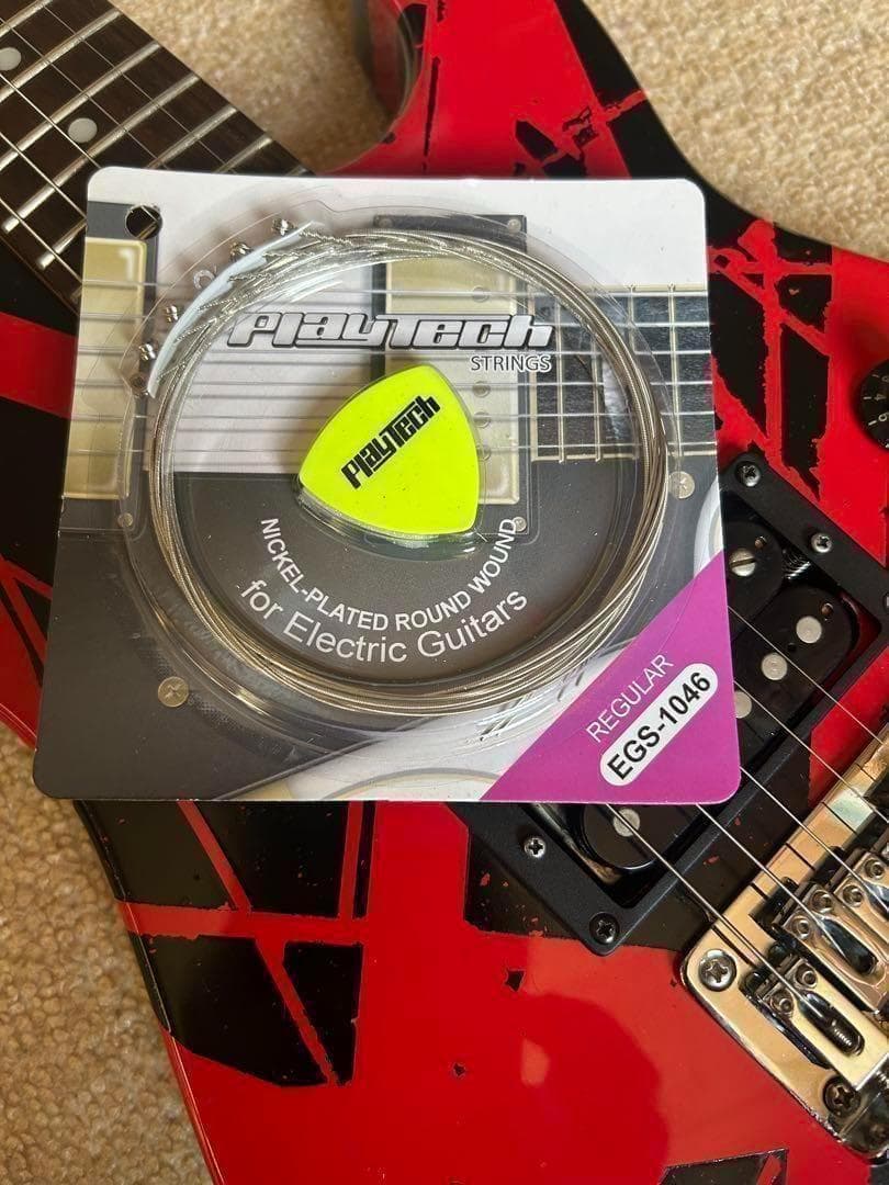 VHⅡ　Black ＆Red 風のミニ・ギター。 １６日までの底値！