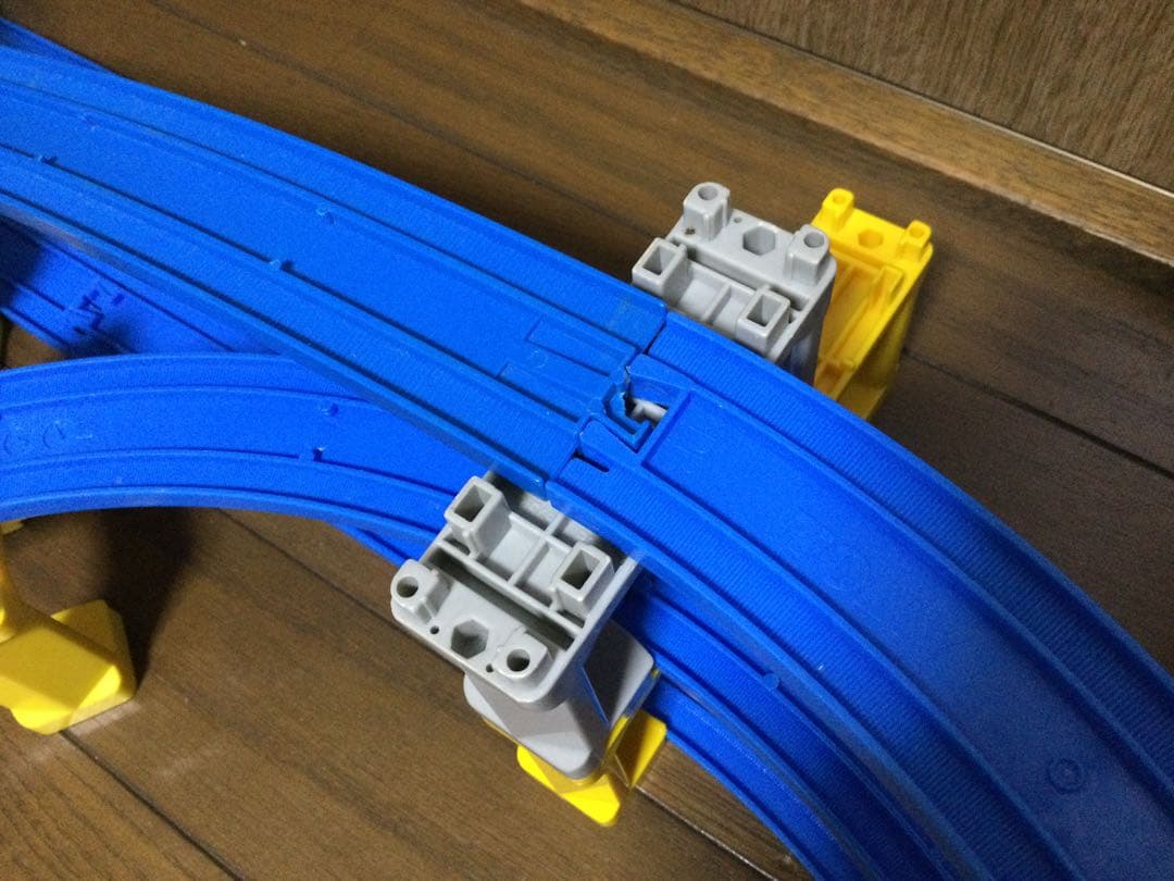 プラレール線路　8の字無限ループ　黄色グレー色ブロック橋脚　3段＋1段　大鉄橋付