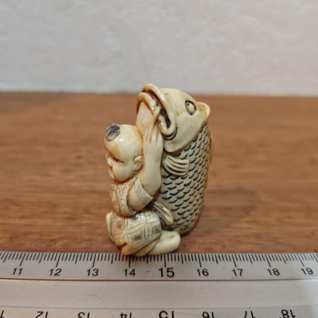 時代提物 人物根付 天然素材【大鯉と唐子】高約4.8cm 重27ｇ縁起物