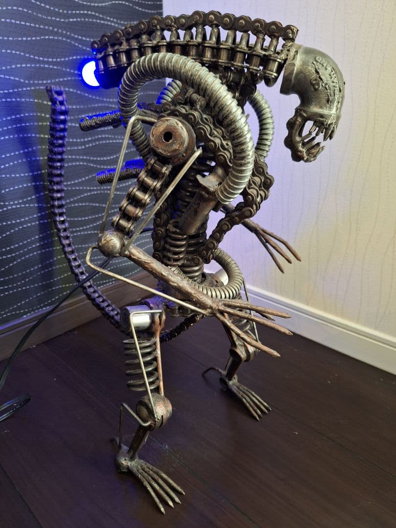 メタル 廃材アート エイリアン LED 上半身可動　高さ46cm