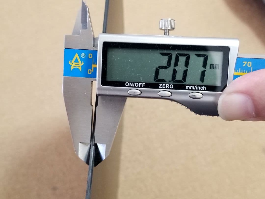 端材No.466【CFRP素材】厚み約2.0mm 1Kカーボン 【訳有り品】