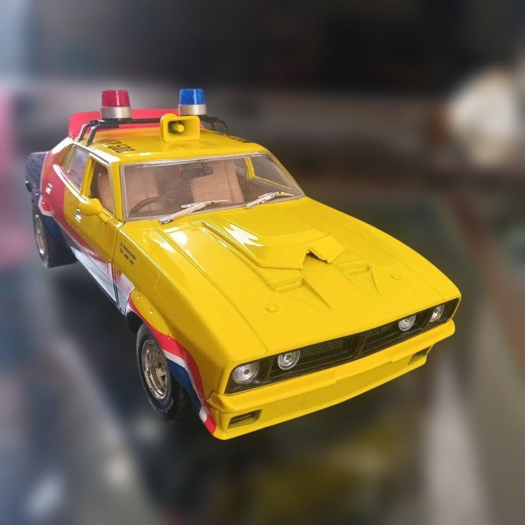 稀少インターセプター ミニカー マックス仕様1/18リアル物