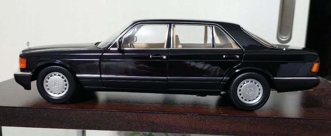 1/18 メルセデスベンツ560SEL