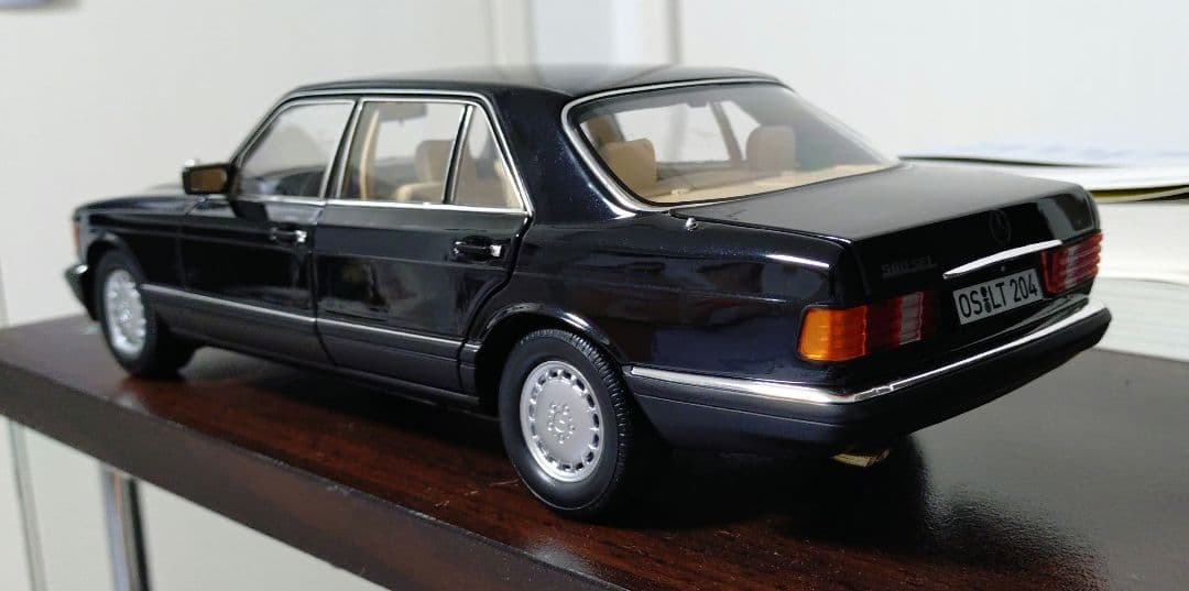 1/18 メルセデスベンツ560SEL