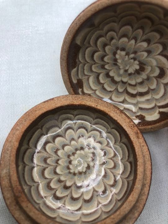 堆彩陶 練上手香合 共箱 美品