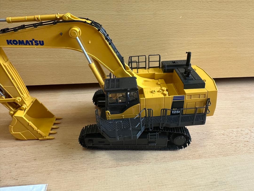 KYOSHO PC1250-8 油圧ショベル 1/50スケール