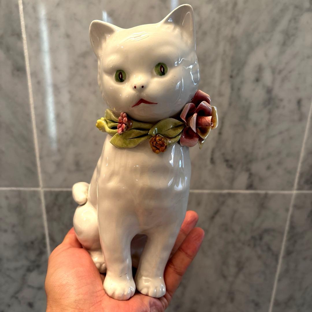 イタリアヴィンテージ手描きの瞳や首輪のお花が芸術的な白猫ちゃんの陶器