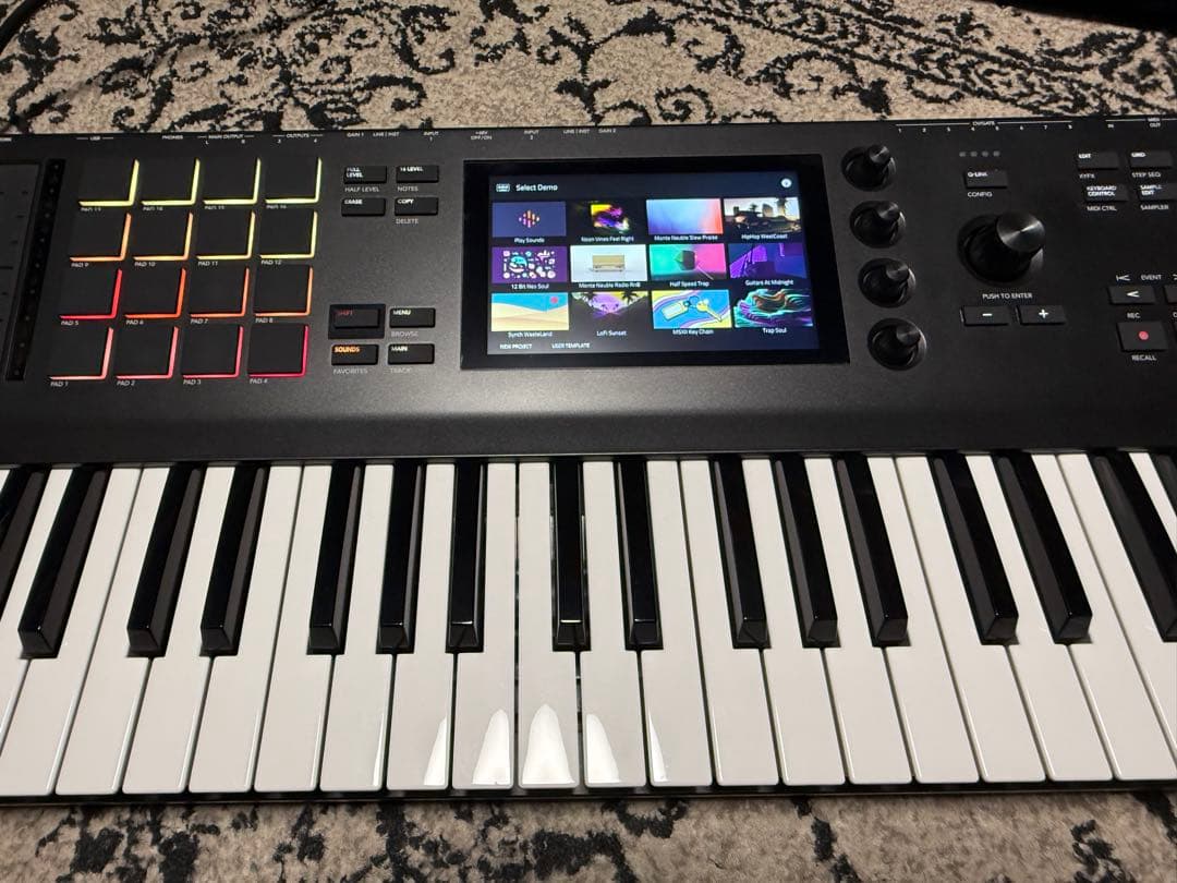 アカイAKAI MPC Key61 シンセサイザー　内蔵SSD換装済
