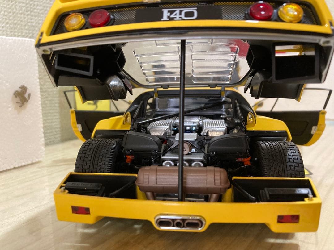 ミニカー FERRARI F40 1:18