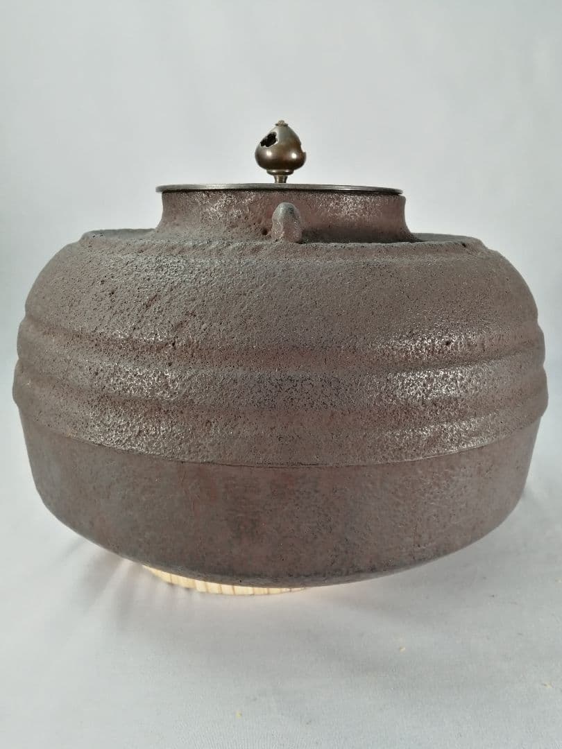 【茶事具】釜師聲鉄　織部筋釜　茶釜　釜386