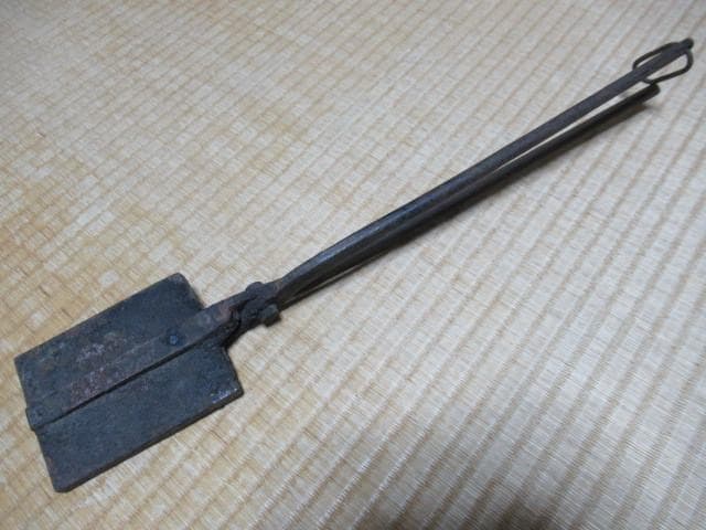 1940年関西◆『八幡 元祖奥村堂』鳥二匹デザイン 瓦せんべい 鉄鋳物 一丁焼き