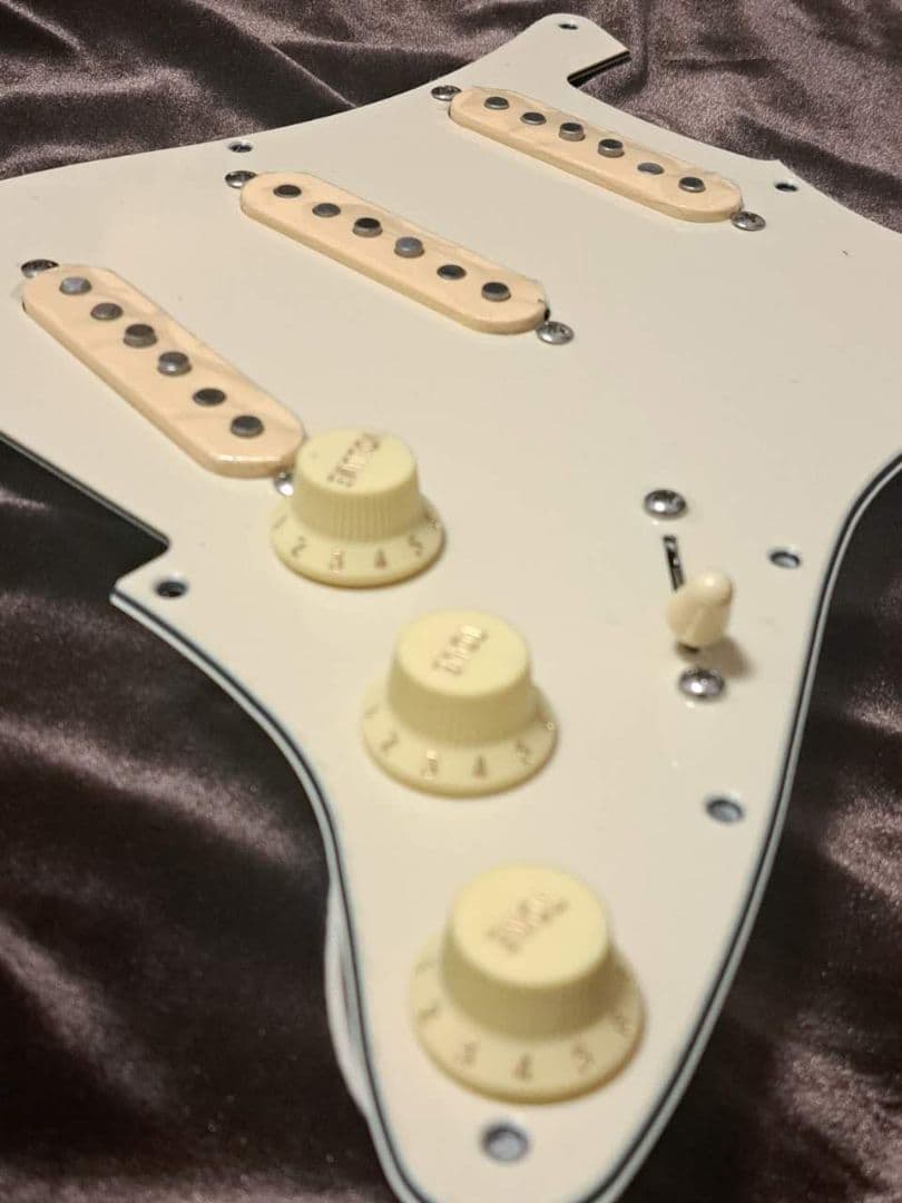 ストラトキャスターSSSアセンブリ Fenderストラトクラシック60年代復刻