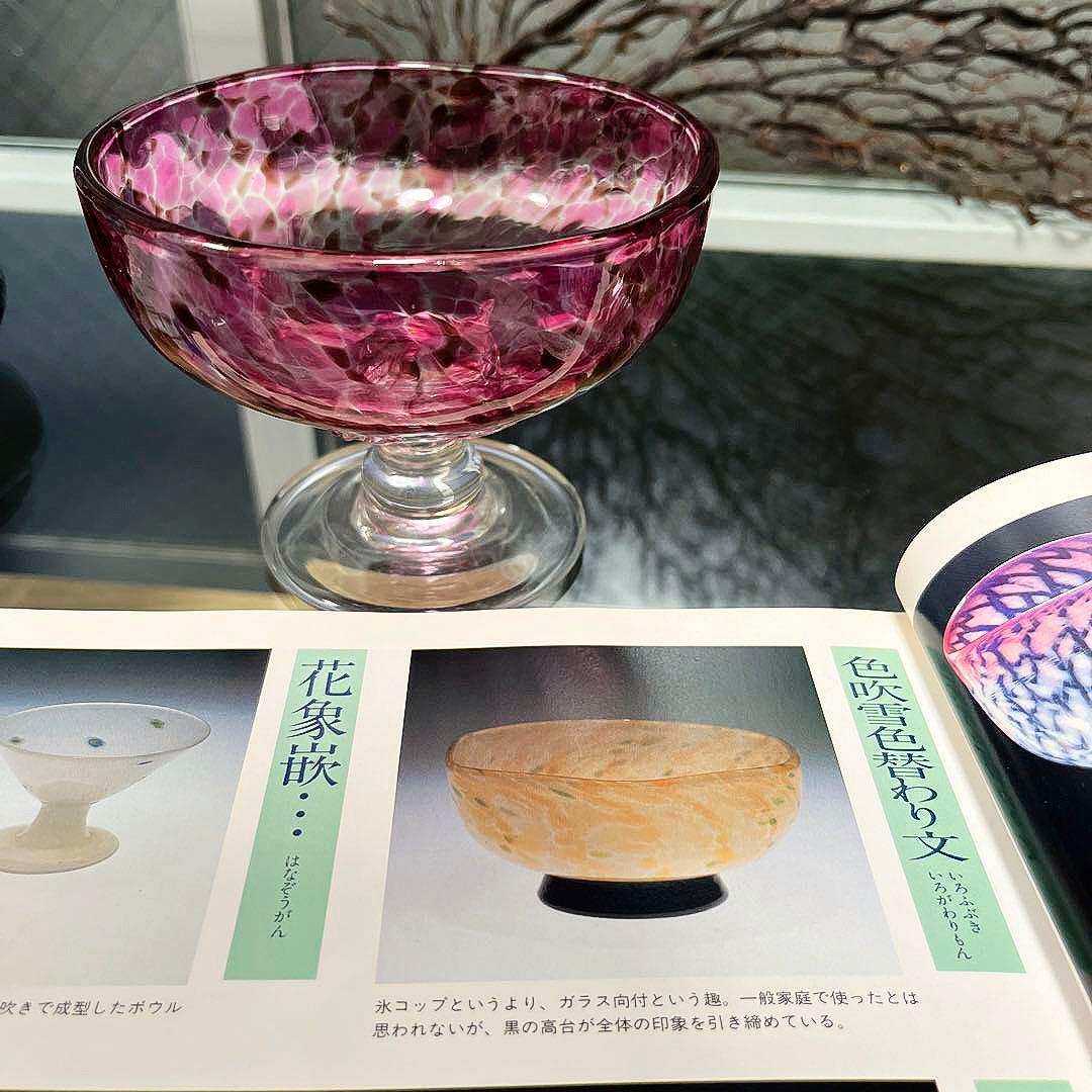 骨董　時代ガラス　希少　金赤色吹雪変わり紋　手裏剣脚付　氷コップ１客 ウラン