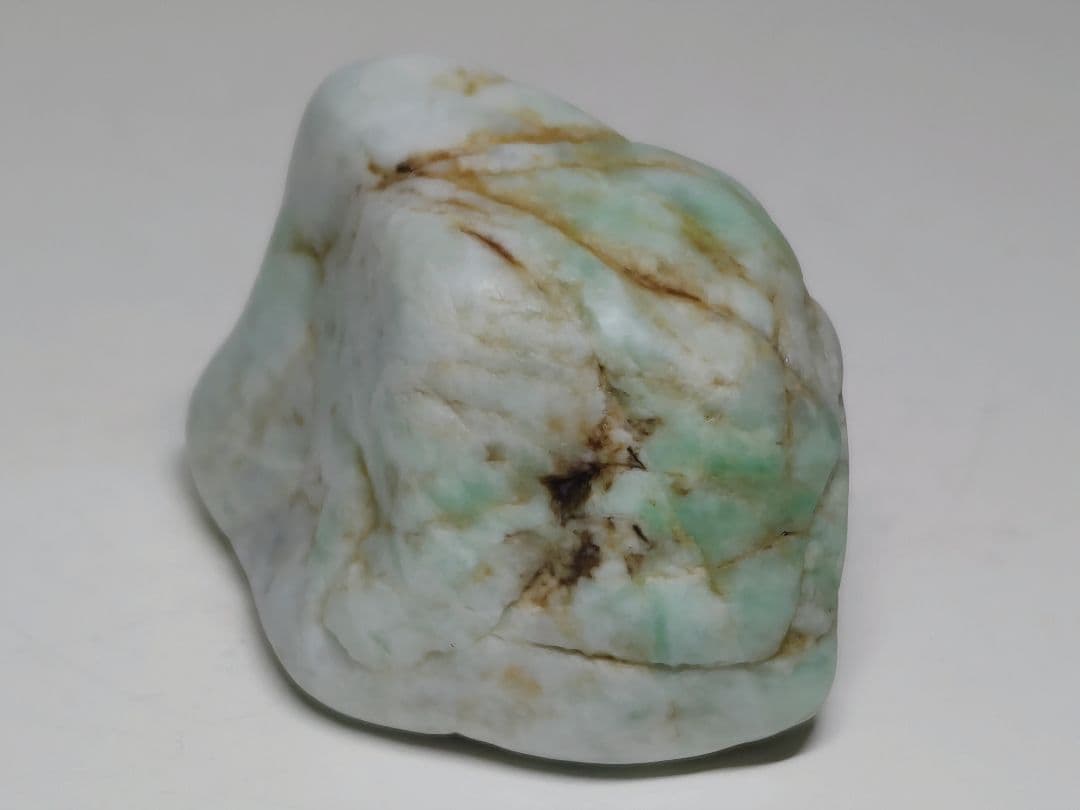 白緑 136g 翡翠 ヒスイ 原石 鑑賞石 自然石 誕生石 鉱物 鉱石 水石