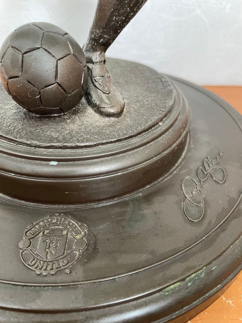 ベッカム　銅像  マンチェスターユナイテッド