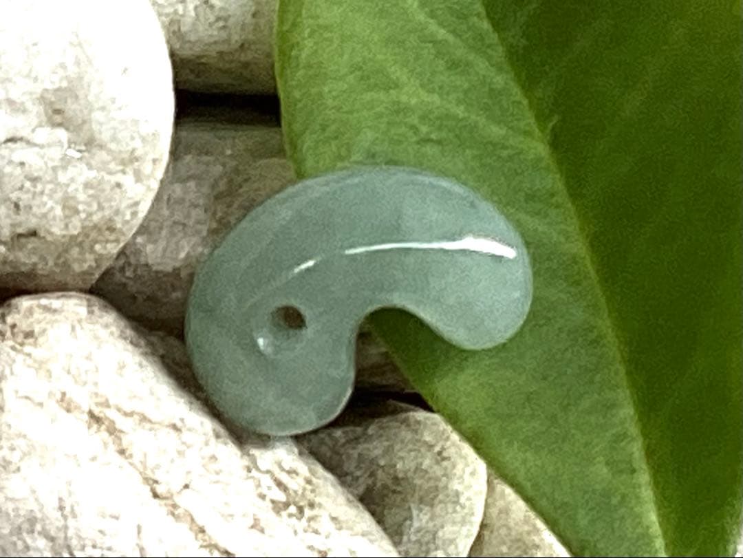 ✳味身良好‼️ 抜群‼️ 最高の透明感　糸魚川翡翠勾玉　本物の守護石を　鑑別書取品‼️