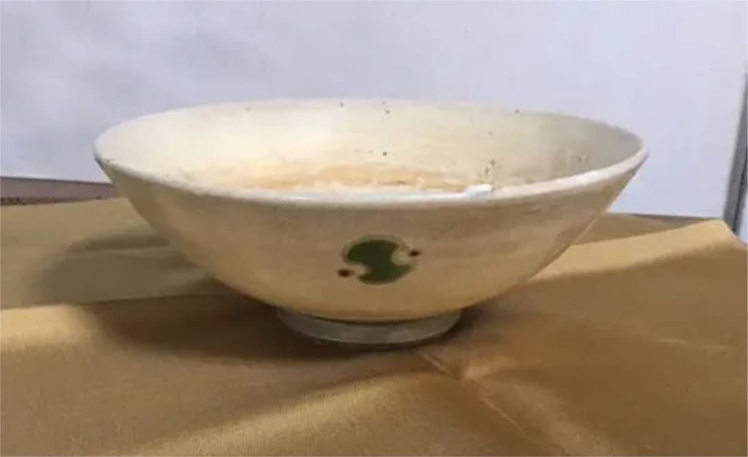 径14センチ、深さ5センチの浅い、茶碗です。