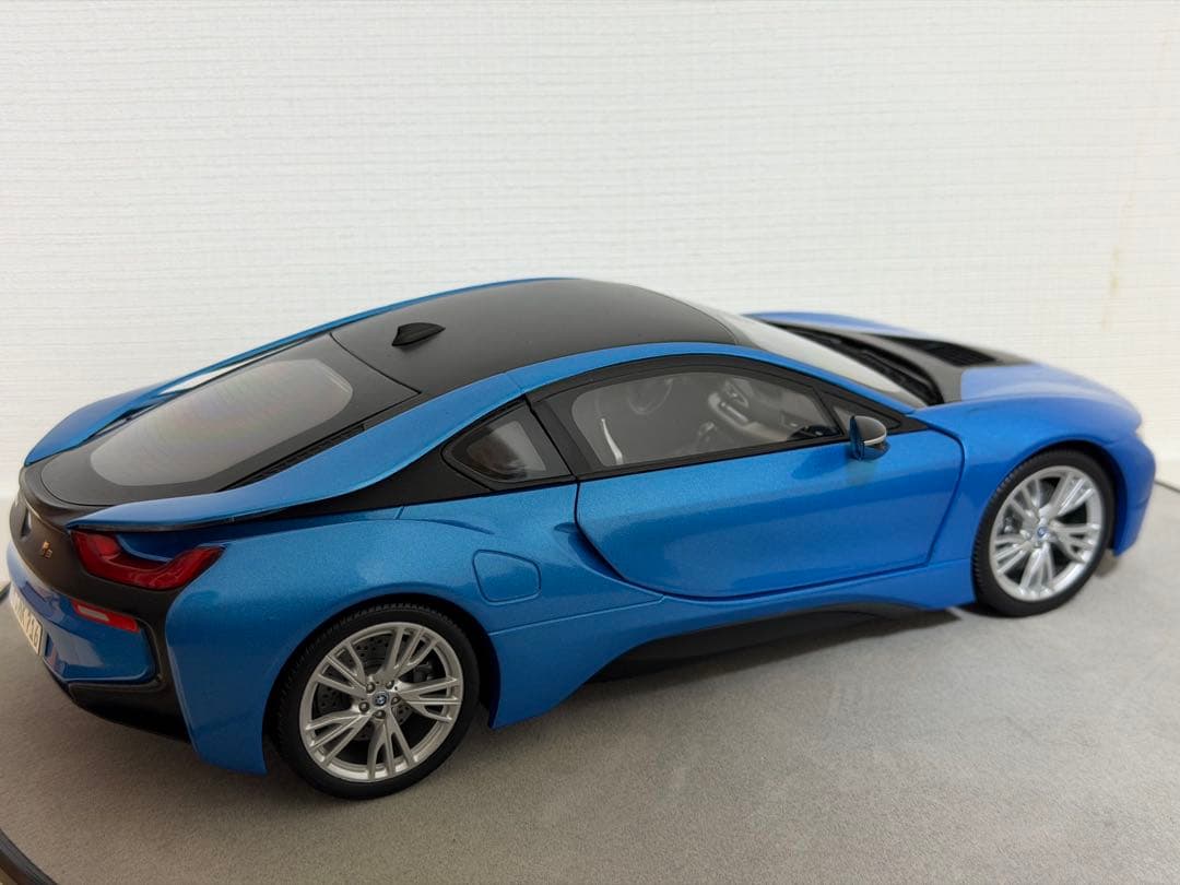 ミニカー Paragon 1/18  i8