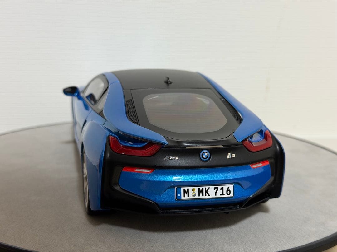 ミニカー Paragon 1/18  i8