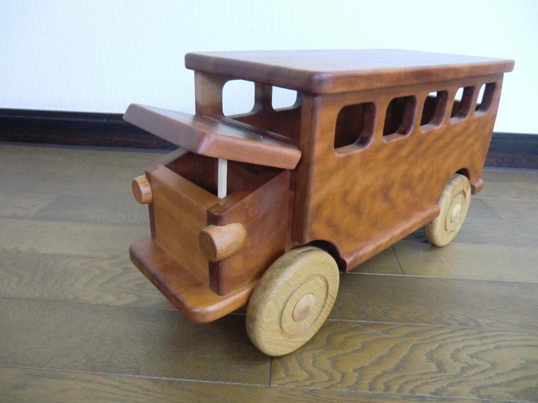 238新品・未使用　木のおもちゃ　手作り木製自動車 バス　木製玩具　乗用玩具