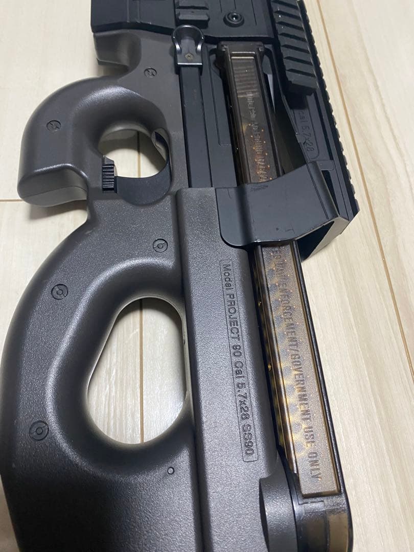 レア　東京マルイ　p90 ストライレイルシステム　スイベルエンド　バッテリー付き