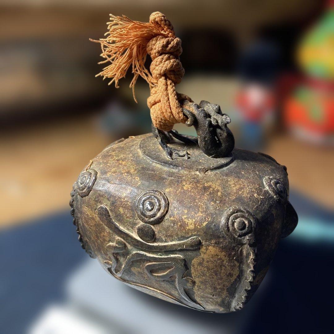 ( T_T)＼(^-^ )何⁇これ、古い五三の桐と梵字の特大の鈴です。