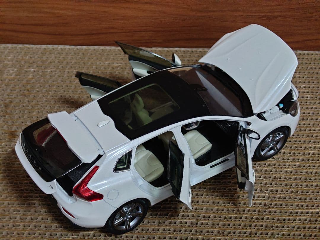 【希少美品ミニカー】ボルボ V40 1/18 精工モデルカー　ホワイトパール