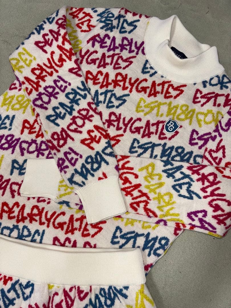 （超美品）パーリーゲイツ、落書き柄、ニットセーターとスカートのセット、サイズ0