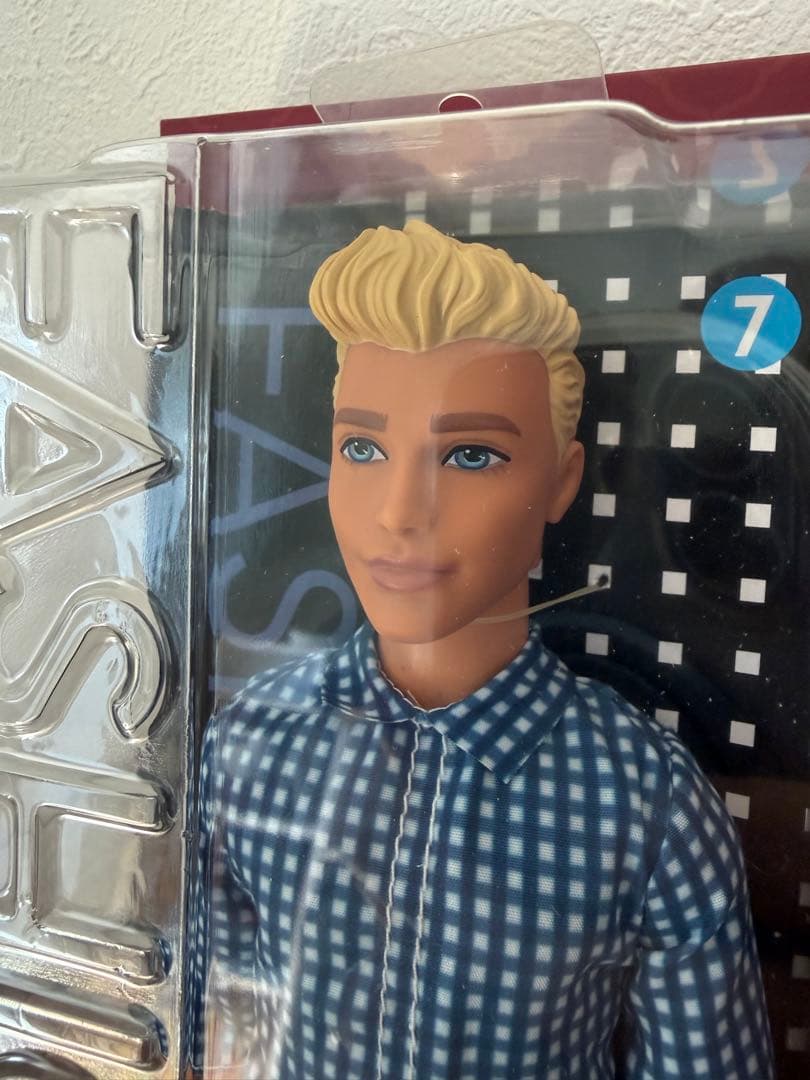 【非売品】Barbie男性「ケン」フィギュア　ブラウンスーツセット（値下げ中）