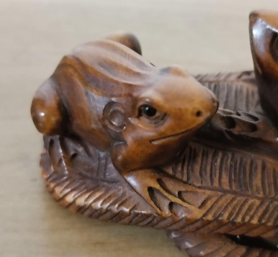 己山銘 木彫 草履に蛙一対根付　木箱付　根付　提物