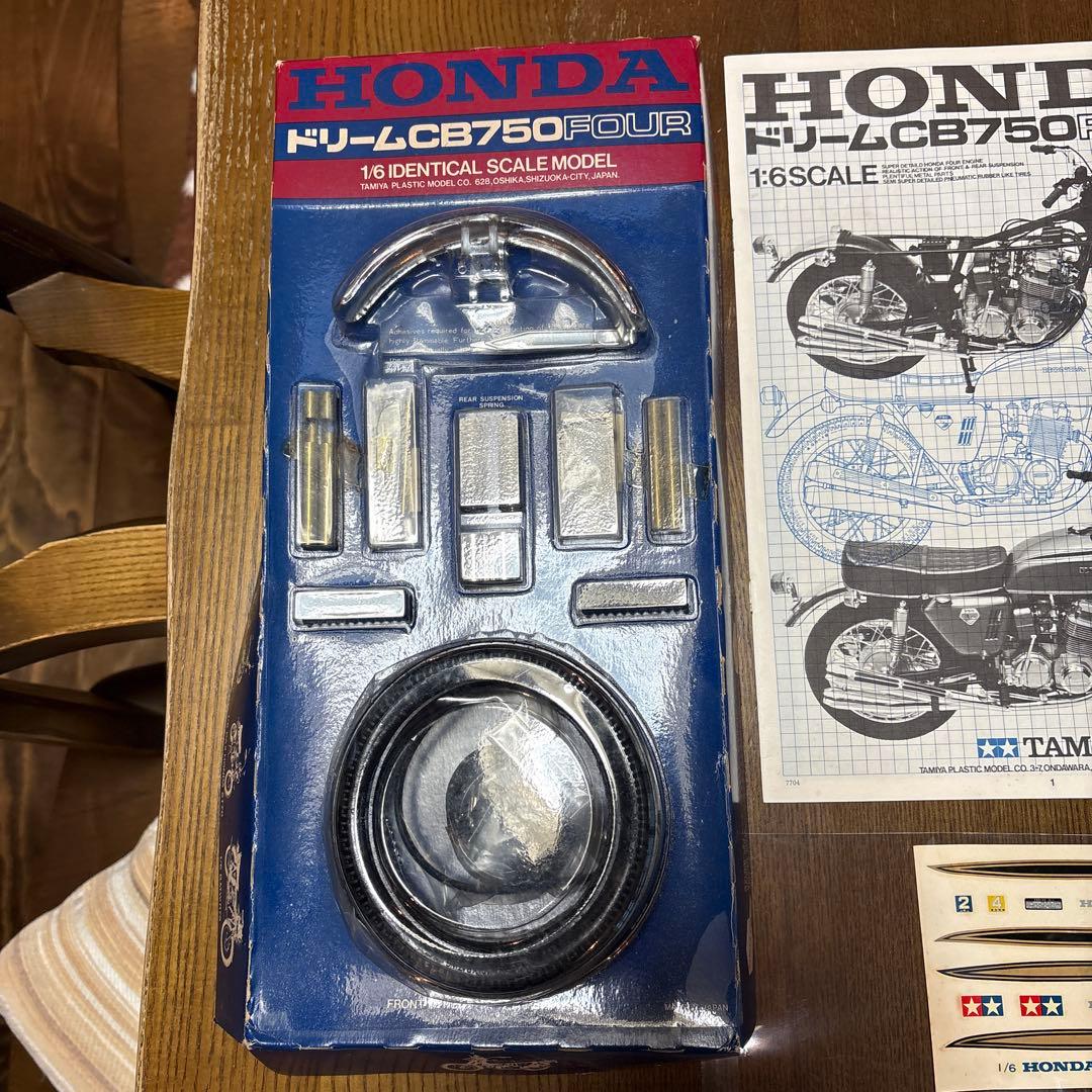 タミヤ　オートバイ　プラモデル　1/6スケール　ホンダ　CB750 FOUR