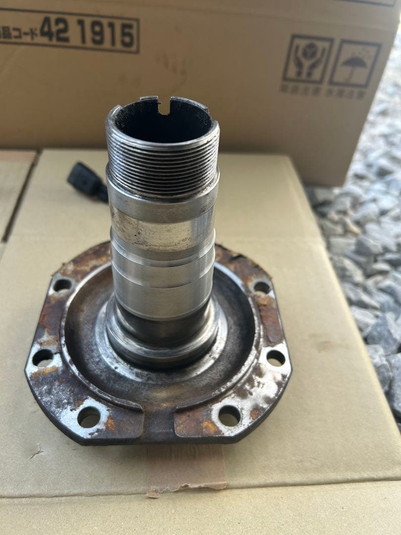 【中古品】ランドクルーザー70 パワーロッキングハブ用のスピンドル