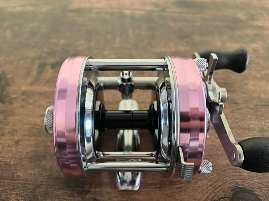ABU Ambassadeur 5500Cアンバサダー サイモンシモムラ ピンク
