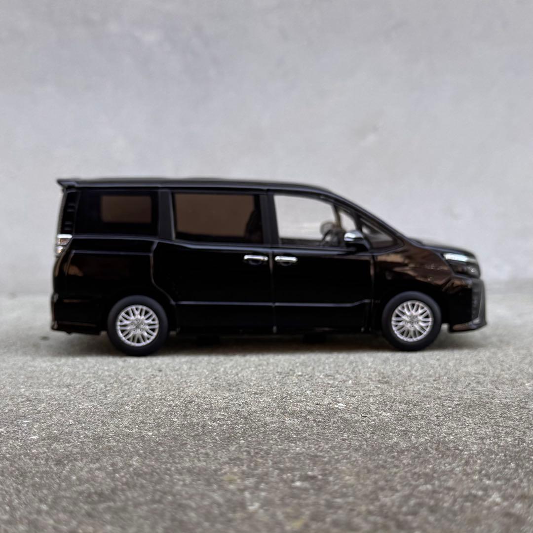 1/30 トヨタ 80 ヴォクシー 後期 カラーサンプル ミニカー