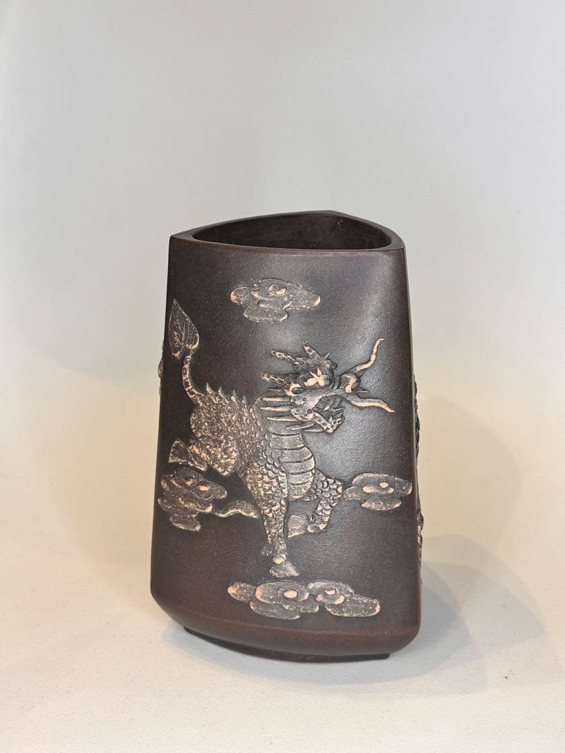 中国 清朝 大清乾隆年製 三角形 紫砂 龍文筆筒 瓶 骨董品 コレクション