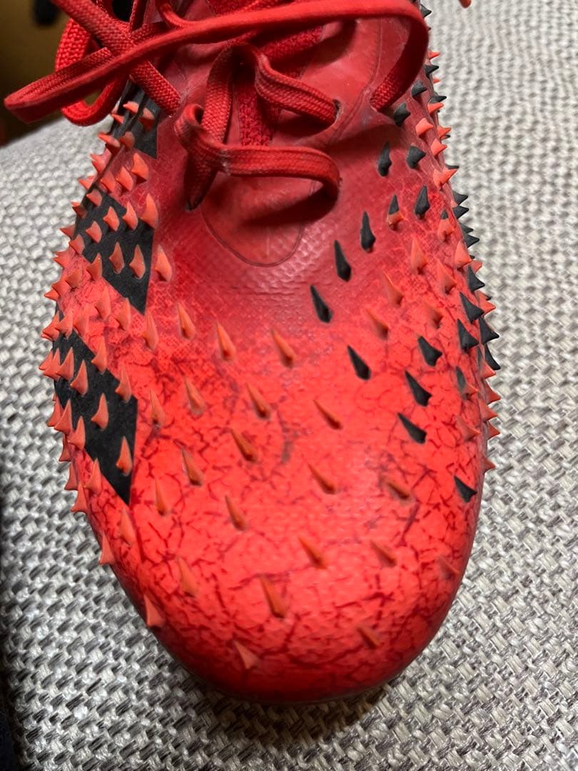 アディダス PREDATOR 赤 スポーツシューズ